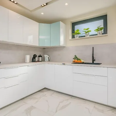 Apartment Sofija With Pool Malinska