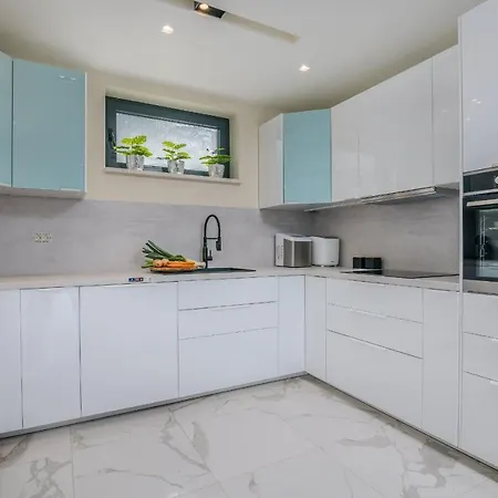 Sofija With Pool مالينسكا